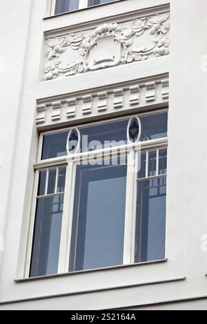 Una casa in stile Art Nouveau splendidamente rinnovata. Ristrutturazione di vecchie case cittadine. Austria Foto Stock