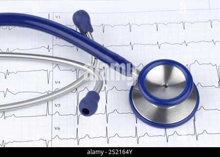 Stetoscopio ed elettrocardiogramma, foto simbolica per malattie cardiache e diagnostica Austria Foto Stock