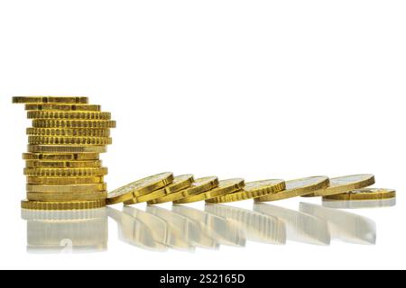 Monete impilate e menzogne, foto simbolica per la montagna del debito, il crollo del profitto e le deduzioni dell'Austria Foto Stock