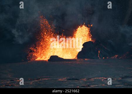 Big Island, Hawaii, Stati Uniti. 30 dicembre 2024. Le fontane di lava ardente illuminano il cratere di Halemaumau poco prima del tramonto il 30 dicembre 2024, sulla sommità del vulcano Kilauea nel Parco Nazionale dei Vulcani delle Hawaii, Hawaii. L'attuale eruzione, iniziata il 23 dicembre 2024, rimane attiva. All'alba, i geologi dell'USGS misuravano le altezze delle fontane raggiungendo costantemente circa 30 metri (100 piedi). I flussi di lava si estendono attualmente a 700 metri (2.300 piedi) dalla loro sorgente, coprendo un quarto del fondo del cratere. (Immagine di credito: © Laurel Smith/ZUMA Press Wire) SOLO PER USO EDITORIALE! Non per USO commerciale! Foto Stock