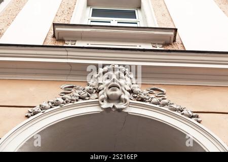 Una casa in stile Art Nouveau splendidamente rinnovata. Ristrutturazione di vecchie case cittadine. Austria Foto Stock