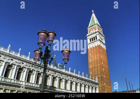 Il Campanile in Piazza San Marco a Venezia, Italia. Punto di riferimento della città d'Austria Foto Stock