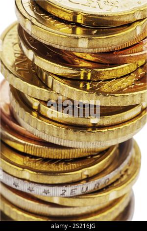 Una pila di monete da euro. Ritagliato su sfondo bianco Austria Foto Stock