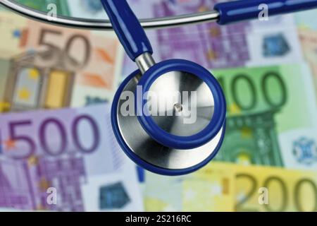 Molte banconote in euro con stetoscopio. Costi sanitari. Austria Foto Stock