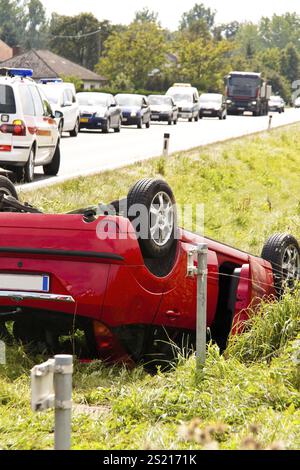 Incidente d'auto con polizia e vigili del fuoco sul posto. Incidente stradale con l'auto Foto Stock