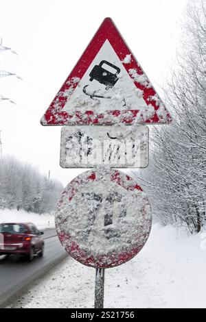 Un segnale stradale non corretto - pericolo di slittamento in inverno Foto Stock