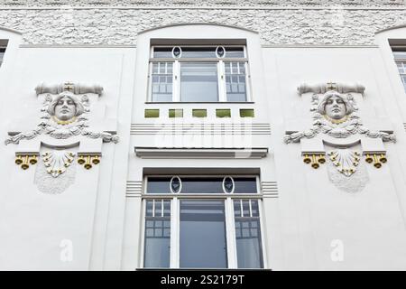 Una casa in stile Art Nouveau splendidamente rinnovata. Ristrutturazione di vecchie case cittadine. Austria Foto Stock