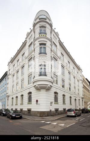 Una casa in stile Art Nouveau splendidamente rinnovata. Ristrutturazione di vecchie case cittadine. Austria Foto Stock