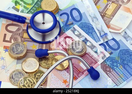 Le vostre banconote e monete in euro con uno stehoscope Austria Foto Stock