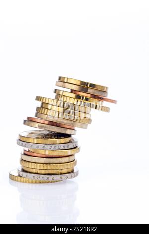 Una pila in caduta di monete da Eurocent. Ritagliato su sfondo bianco Austria Foto Stock