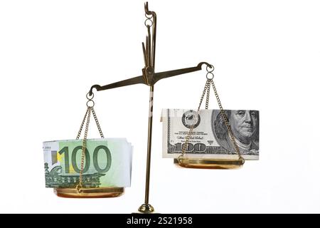 Banconote e dollari in euro su scala austriaca Foto Stock