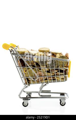 Un carrello della spesa è ben pieno di monete in euro, simboleggiando il potere d'acquisto e il consumo dell'Austria Foto Stock