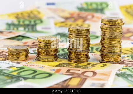 Pila di monete, curva in aumento, foto simboliche per l'aumento dei profitti e anche i costi in aumento Austria Foto Stock