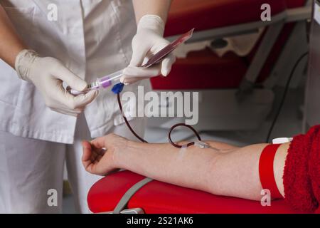Infermiere e paziente che prelevano campioni di sangue. Donare sangue in un laboratorio del sangue. Austria Foto Stock