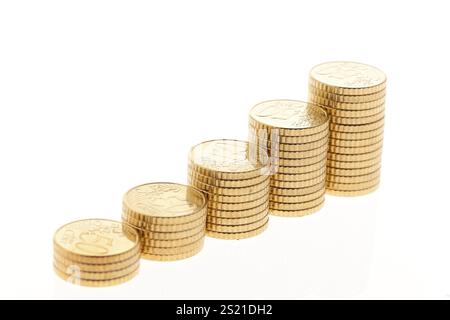 Alcune pile di monete in euro su sfondo bianco Austria Foto Stock