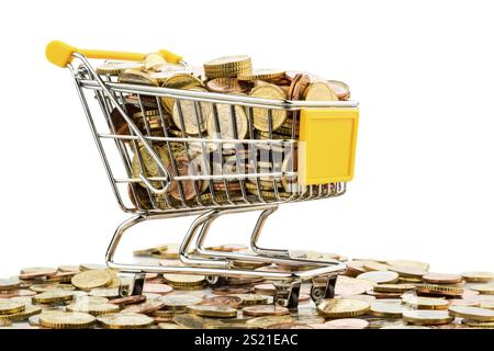Un carrello della spesa è ben riempito di monete in euro, simboleggiando il potere d'acquisto e il consumo Foto Stock