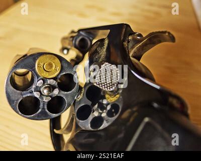 Un revolver con una sola cartuccia. Foto simbolica per la roulette russa. Austria Foto Stock