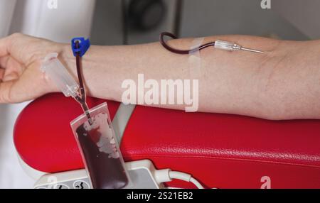 Infermiere e paziente che prelevano campioni di sangue. Donare sangue in un laboratorio del sangue. Austria Foto Stock