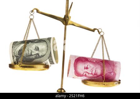 Dollaro americano e valuta cinese yuan su una scala Austria Foto Stock