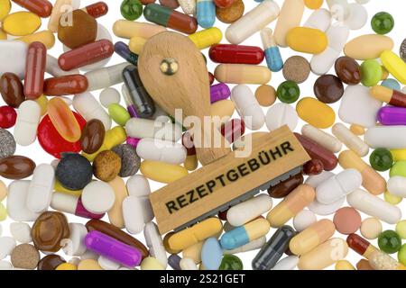 Timbro su compresse colorate, foto simbolo per farmaci, prescrizione e co-pagamento Austria Foto Stock