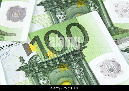 Molte centinaia di banconote in euro si trovano l'una accanto all'altra Foto Stock