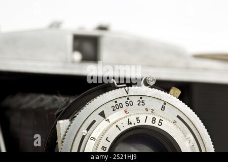 Una vecchia fotocamera degli anni '1950 su sfondo bianco. Austria Foto Stock