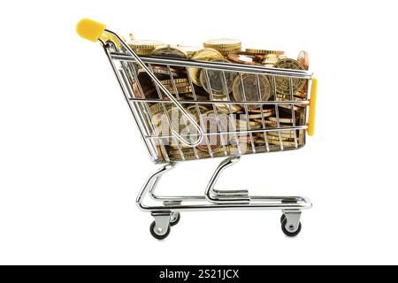 Un carrello della spesa è ben riempito di monete in euro, simboleggiando il potere d'acquisto e il consumo Foto Stock