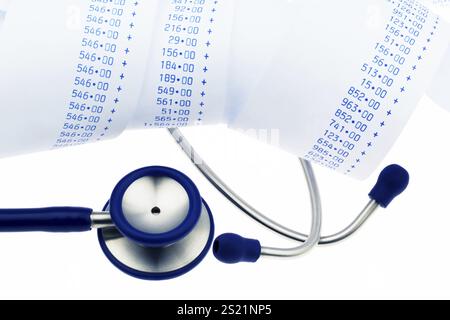 Uno stetoscopio e il disco della calcolatrice di una calcolatrice tascabile. Foto simbolo costa al medico Austria Foto Stock
