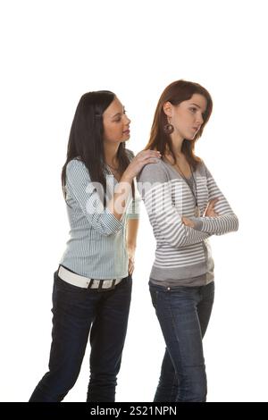 Due giovani donne si sono schiantate e insultate in una discussione Foto Stock