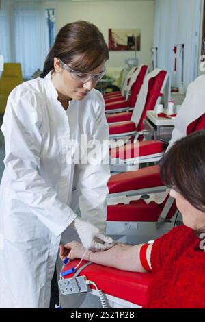 Infermiere e paziente che prelevano campioni di sangue. Donare sangue in un laboratorio del sangue. Austria Foto Stock