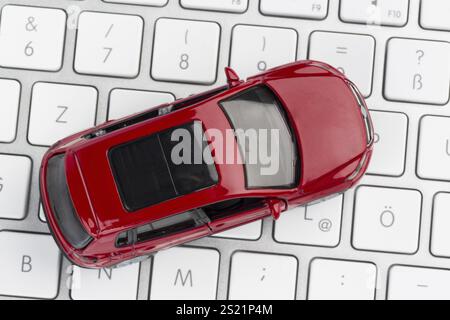 Auto sulla tastiera, foto simbolo per l'acquisto di auto e il commercio di auto su Internet Foto Stock