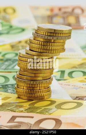 Una pila unica di monete, foto simbolica per la pianificazione finanziaria, gli investimenti finanziari, il rischio di investimento Austria Foto Stock