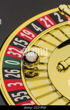 Il cilindro di un gioco di roulette in un casinò. Vincere e perdere è deciso per caso. Numero zero, tutti hanno perso l'Austria Foto Stock