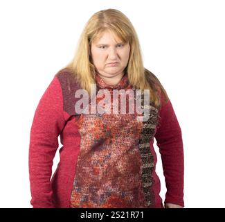 Una donna con lunghi capelli biondi mostra un'espressione del viso triste e delusa mentre si trova in uno studio. Foto Stock
