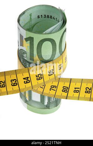 Immagine simbolica di un pacco di risparmio con banconota in euro e metro a nastro Austria Foto Stock