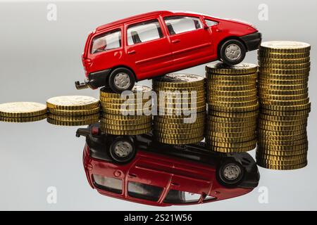 Con un'auto, i costi aumentano a causa della benzina, dell'assicurazione, dei costi di parcheggio e dei pedaggi Foto Stock