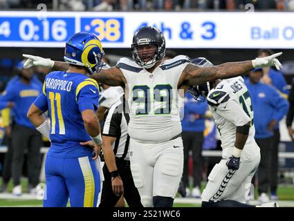 Inglewood, Stati Uniti. 5 gennaio 2025. Il defensive tackle dei Seattle Seahawks Leonard Williams (99) celebra la vittoria dei Seahawks davanti al quarterback dei Los Angeles Rams Jimmy Garoppolo (11) durante la fine del quarto periodo al SoFi Stadium di Inglewood, California domenica 5 gennaio 2025. I Seahawks batterono i Rams 30-25. Foto di Jon SooHoo/UPI credito: UPI/Alamy Live News Foto Stock