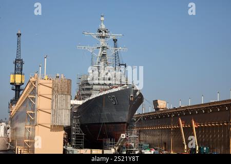 San Diego, California, Stati Uniti. 21 dicembre 2024. La USS Halsey (DDG-97), un cacciatorpediniere missilistico guidato classe Arleigh Burke, in manutenzione in un bacino di carenaggio galleggiante. L'impalcatura circonda lo scafo della nave come parte del processo di riparazione e ricondizionamento. I carroponte sono pronti a fornire assistenza durante il sollevamento pesante richiesto durante questo lavoro minuzioso. L'infrastruttura del bacino di carenaggio mette in mostra le capacità avanzate dei cantieri navali nel sostenere la preparazione della flotta. (Credit Image: © Ian L. Sitren/ZUMA Press Wire) SOLO PER USO EDITORIALE! Non per USO commerciale! Foto Stock