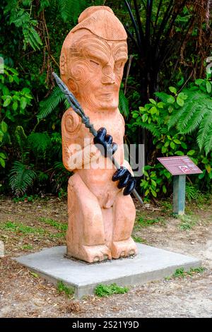 POU Whenua, palo di sculture in legno Maori raffigurante Ngamamaku-Wi Parana, Marahau capo di te Atiawa, Coast Track, Abel Tasman National Park, nuova Zelanda Foto Stock