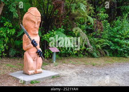 POU Whenua, palo di sculture in legno Maori raffigurante Ngamamaku-Wi Parana, Marahau capo di te Atiawa, Coast Track, Abel Tasman National Park, nuova Zelanda Foto Stock