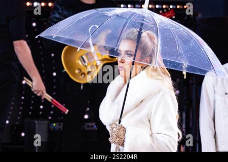 Megan Moroney si esibisce sul palco durante la celebrazione della vigilia di Capodanno 2025 di Times Square a New York il 31 dicembre 2024 Foto Stock