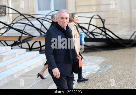 Parigi, Francia.3 gennaio 2025. Il primo ministro francese Francois Bayrou parte dopo il primo Consiglio dei ministri sotto il nuovo governo all'Elysee Palace il 3 gennaio 2025 a Parigi, in Francia. Il primo ministro francese Francois Bayrou svelò il nuovo governo il 23 dicembre 2024, nominando due ex primi ministri, Manuel Valls e Elisabeth Borne, nel suo gabinetto, secondo un comunicato stampa dell'Elysee. Credito: Li Yang/China News Service/Alamy Live News Foto Stock