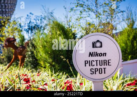 Orlando, Florida USA - 14 dicembre 2017: Cartello Nikon Picture Spot nel giardino di fronte Foto Stock