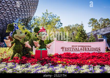 Orlando, Florida USA - 14 dicembre 2017: L'Epcot International Festival of the Holidays firma con il topiario Minnie e Topolino. Foto Stock