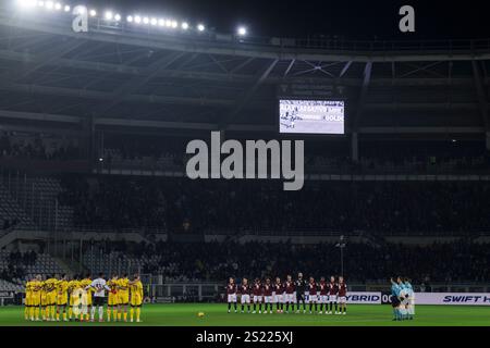 Torino, Italia. 5 gennaio 2025. Giocatori e funzionari osservano un minuto di silenzio per Aldo Agroppi prima della partita di serie A tra Torino FC e Parma calcio. Crediti: Nicolò campo/Alamy Live News Foto Stock