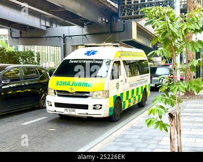 Bangkok, Thailandia. 5 gennaio 2025. Un'ambulanza attraversa Bangkok. Crediti: Carola Frentzen/dpa/Alamy Live News Foto Stock