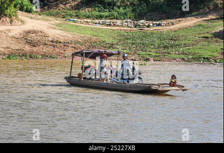 Fiume Mekong, Cambogia. 05 gennaio 2025: Un piccolo rudimentale traghetto in legno, forse uno dei traghetti più piccoli del mondo, navette da una riva all'altra attraverso il fiume, uno dei canali d'acqua più lunghi dell'Asia. Il fiume, che attraversa sei paesi dalla Cina al Vietnam, è al centro della vita quotidiana della popolazione che vive lungo il famoso corso d'acqua, da tempo celebrato per il suo esotismo nella letteratura e nel cinema. Sul lato cambogiano, la maggior parte delle rive del fiume sono ancora nel loro stato naturale, rendendole soggette all'erosione a causa del controllo del flusso d'acqua a monte (dighe cinesi) o del dragaggio della sabbia. Crediti: Kevin Izorce/Alamy Live News Foto Stock