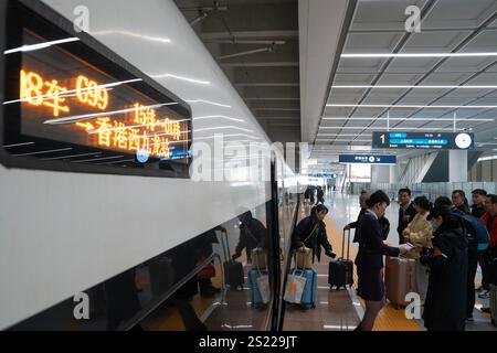 Hangzhou, Cina. 5 gennaio 2025. I passeggeri attendono di salire a bordo di un treno alla stazione ferroviaria di Hangzhou Ovest il 5 gennaio 2025 a Hangzhou, nella provincia cinese di Zhejiang. Con il lancio dei servizi ferroviari ad alta velocità tra la stazione ferroviaria di Hangzhou West e Hong Kong West Kowloon , i passeggeri da Hangzhou possono ora raggiungere la loro destinazione - Hong Kong in un giorno. Credito: Wu Junyi/China News Service/Alamy Live News Foto Stock