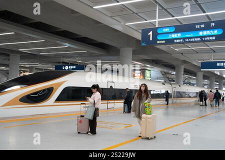 Hangzhou, Cina. 5 gennaio 2025. I passeggeri camminano sul binario della stazione ferroviaria di Hangzhou Ovest il 5 gennaio 2025 a Hangzhou, provincia cinese di Zhejiang. Con il lancio dei servizi ferroviari ad alta velocità tra la stazione ferroviaria di Hangzhou West e Hong Kong West Kowloon, i passeggeri da Hangzhou possono ora raggiungere la loro destinazione - Hong Kong in un giorno. Credito: Wu Junyi/China News Service/Alamy Live News Foto Stock