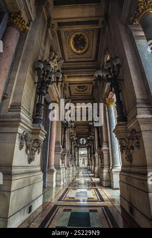 Galleria coperta con vista esterna all'Opera Garnier - Parigi, Francia Foto Stock